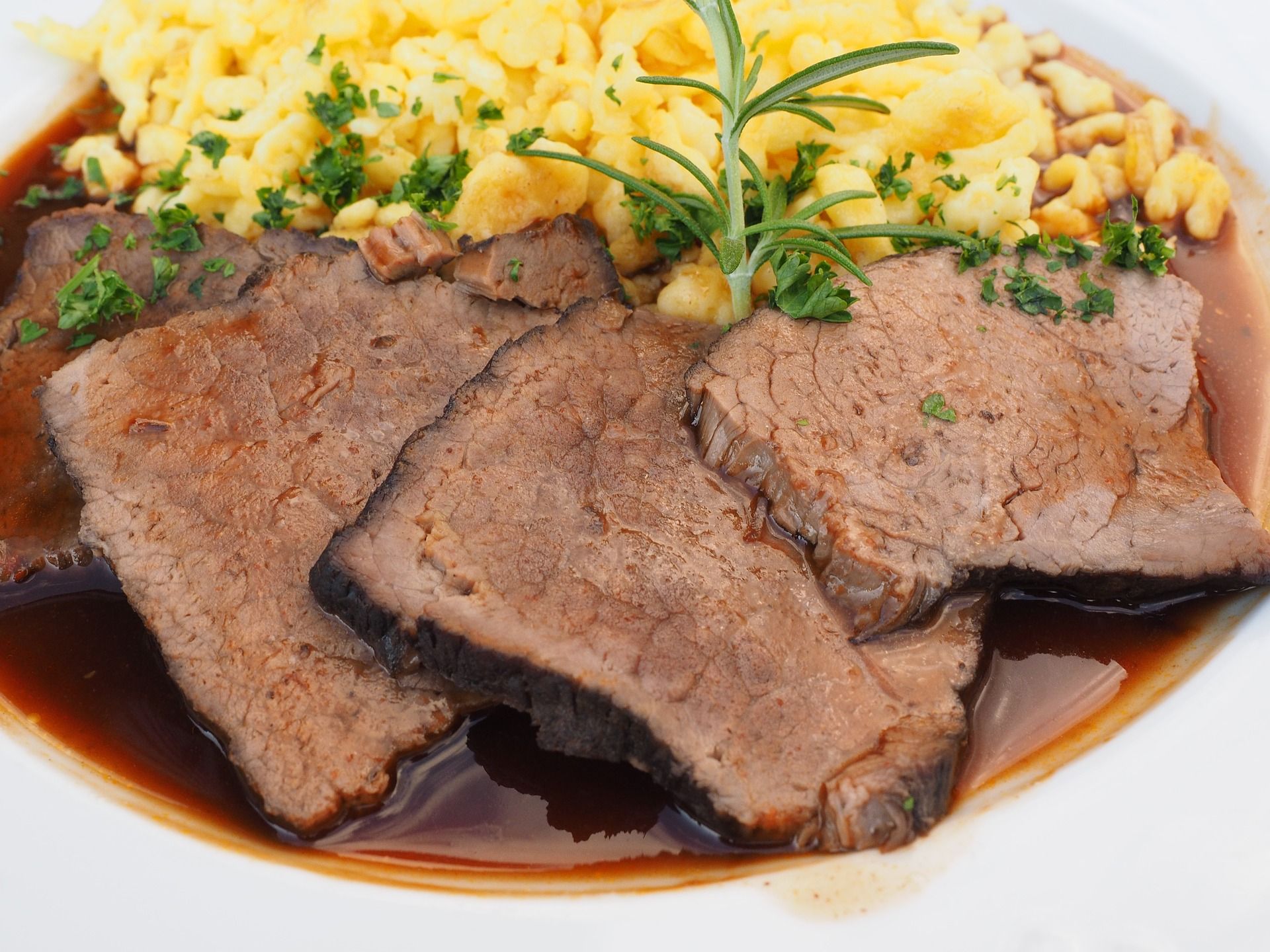 Sauerbraten, Spätzle, Rosmarin, Bratensoße, Nahaufnahme, Full HD, iPad-Hintergrundbild
