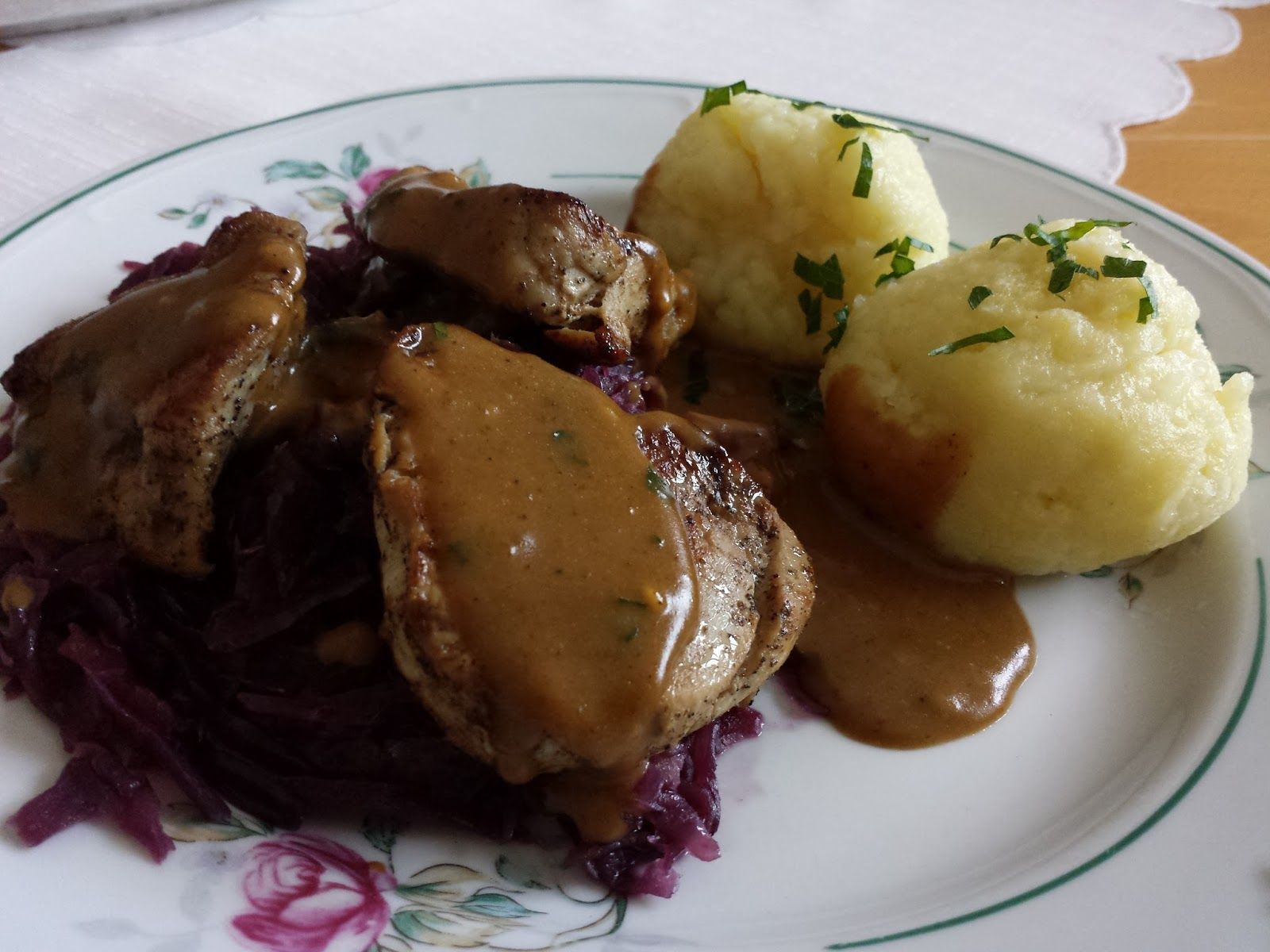 Sauerbraten, Kartoffelknödel, Rotkohl, Bratensoße, HD, iPad-Hintergrundbild