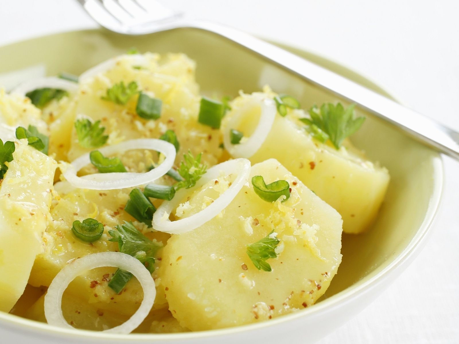 Kartoffelsalat, Zwiebelringe, Kräuter, Gabel, Hausmannskost, Hintergrundbild fürs Tablet