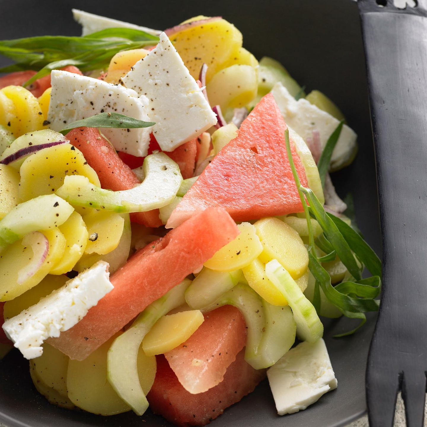 Wassermelone, Feta, Kartoffeln, Sommersalat, Dunkler Hintergrund, HD Wallpaper