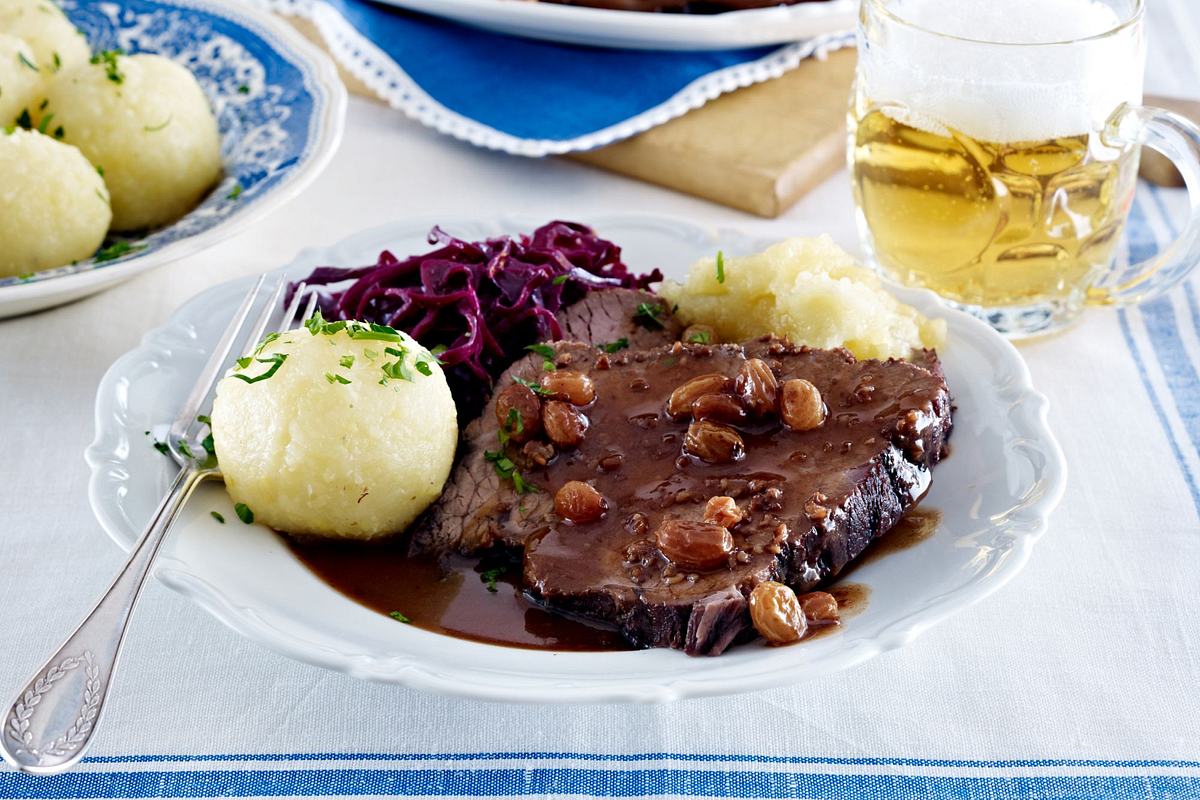 Rheinischer Sauerbraten, Kartoffelknödel, Rotkohl, Bier, Gedeckter Tisch, Hintergrundbild