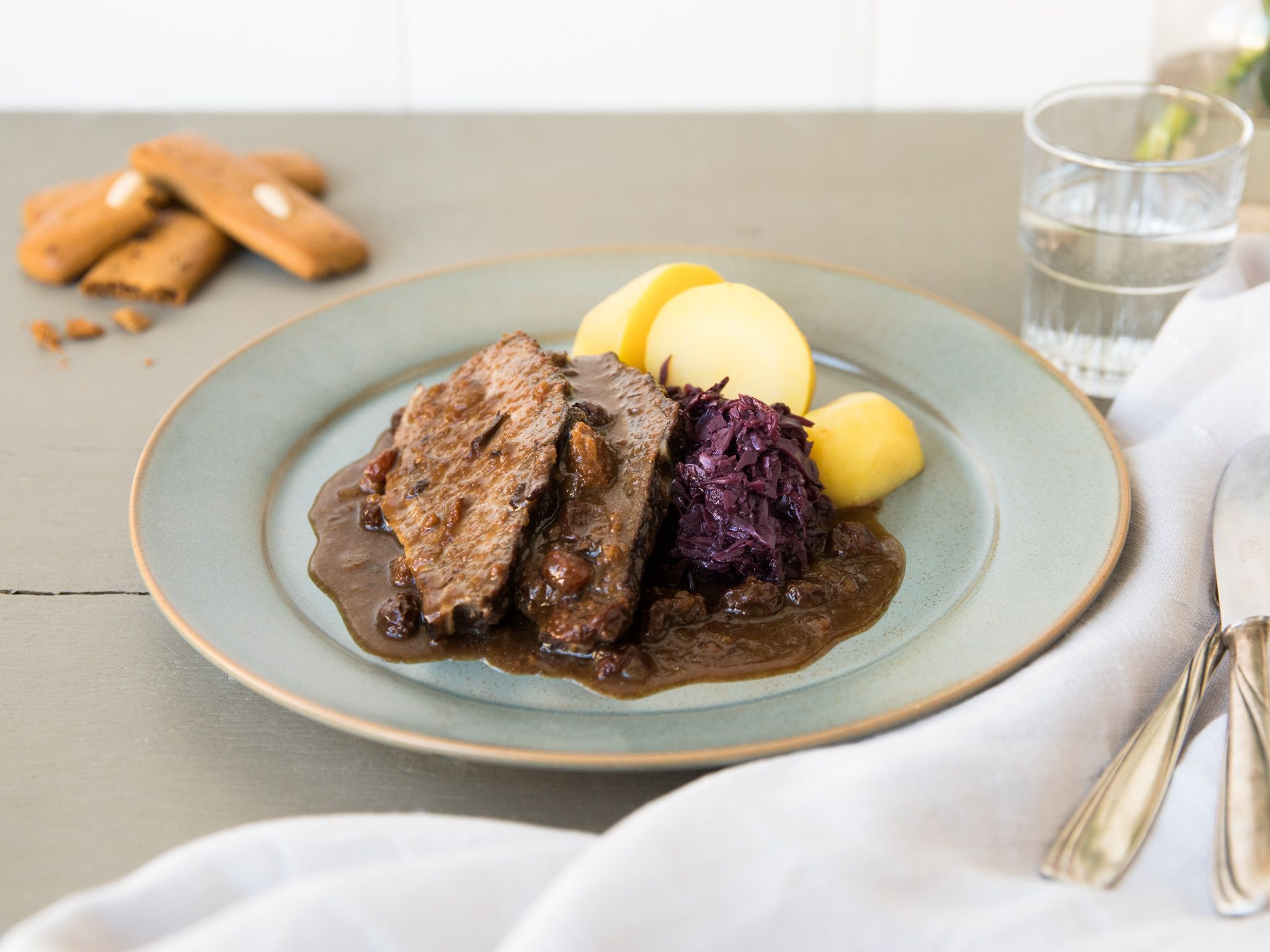 Sauerbraten, Kartoffelknödel, Rotkohl, Wasserglas, Hell, Full HD, Tablet-Hintergrund