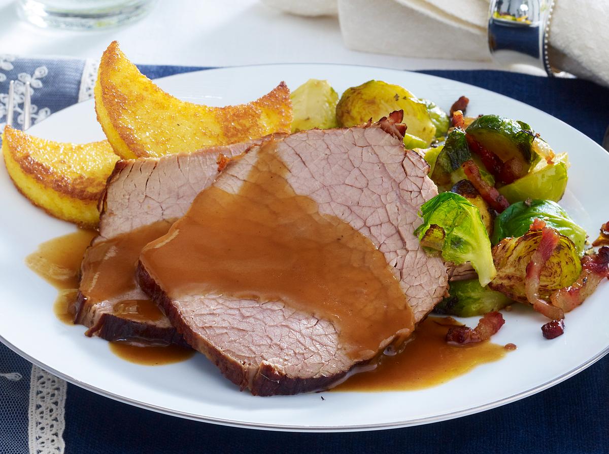 Rinderbraten, Rosenkohl, Kartoffelplätzchen, Bratensoße, Hintergrundbild fürs iPad