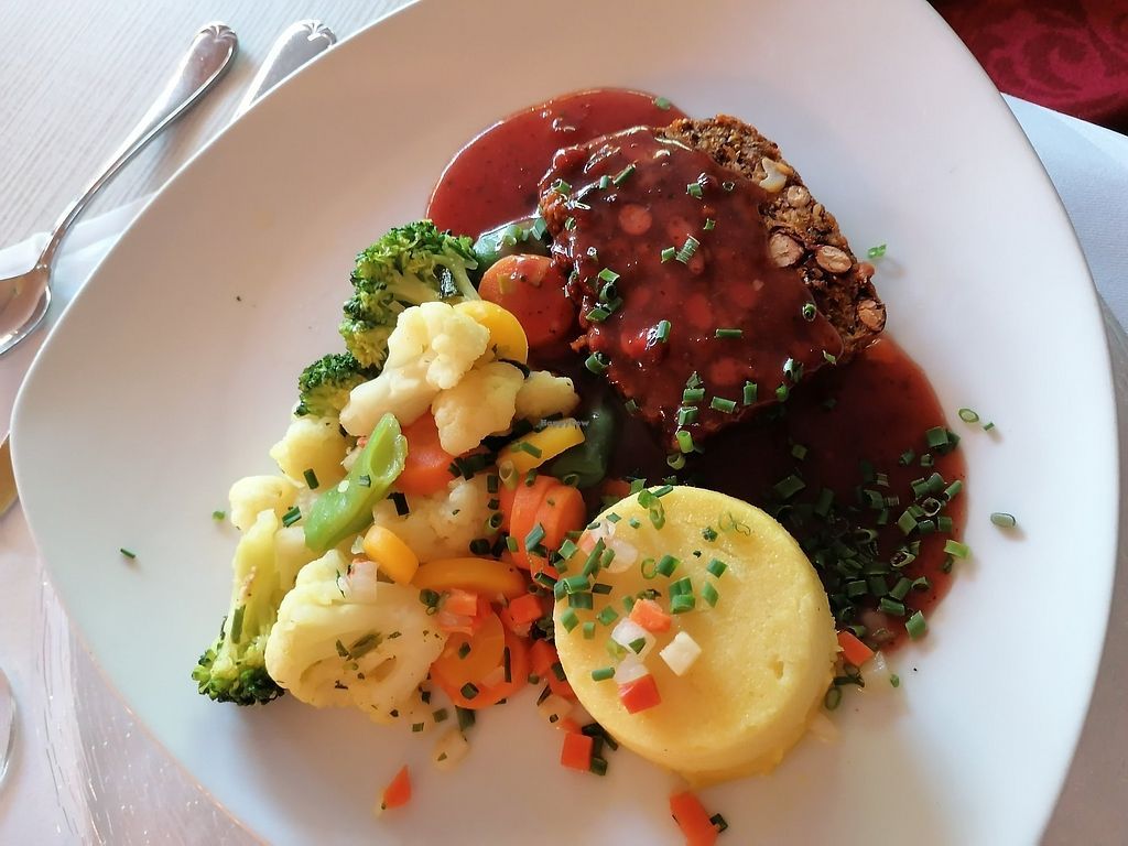 Rinderbraten, Gemüse, Kartoffelknödel, Rotweinsoße, Hintergrundbild für iPad und Tablet