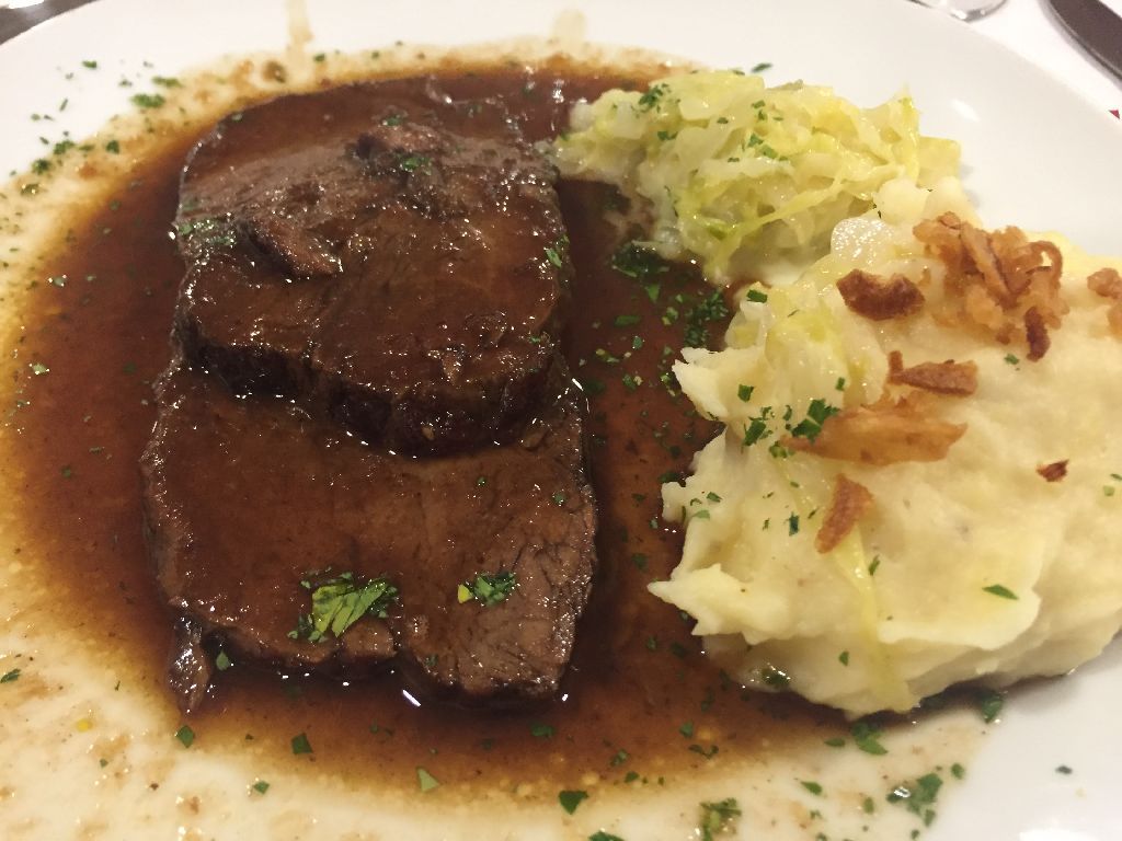 Sauerbraten, Kartoffelpüree, Röstzwiebeln, Bratensoße, Hintergrundbild für iPad und Tablet