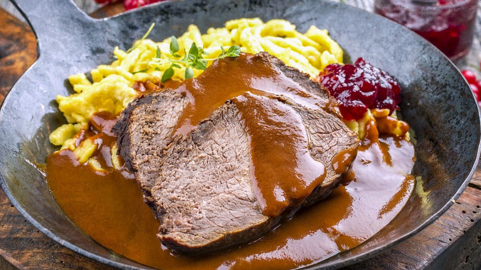 Sauerbraten, Spätzle, Preiselbeeren, Pfanne, Bratensoße, HD, Laptop-Hintergrundbild
