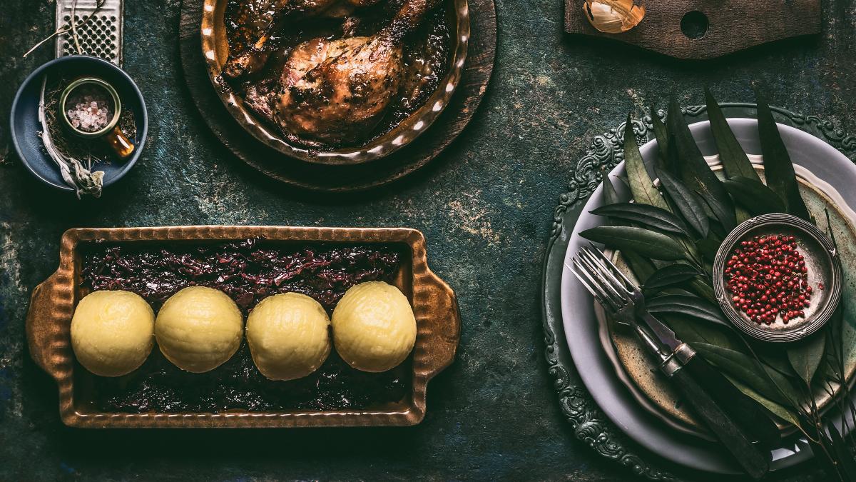 Knödel, Gewürze, Pfefferkörner, Draufsicht, Dunkle Küche, Hintergrund