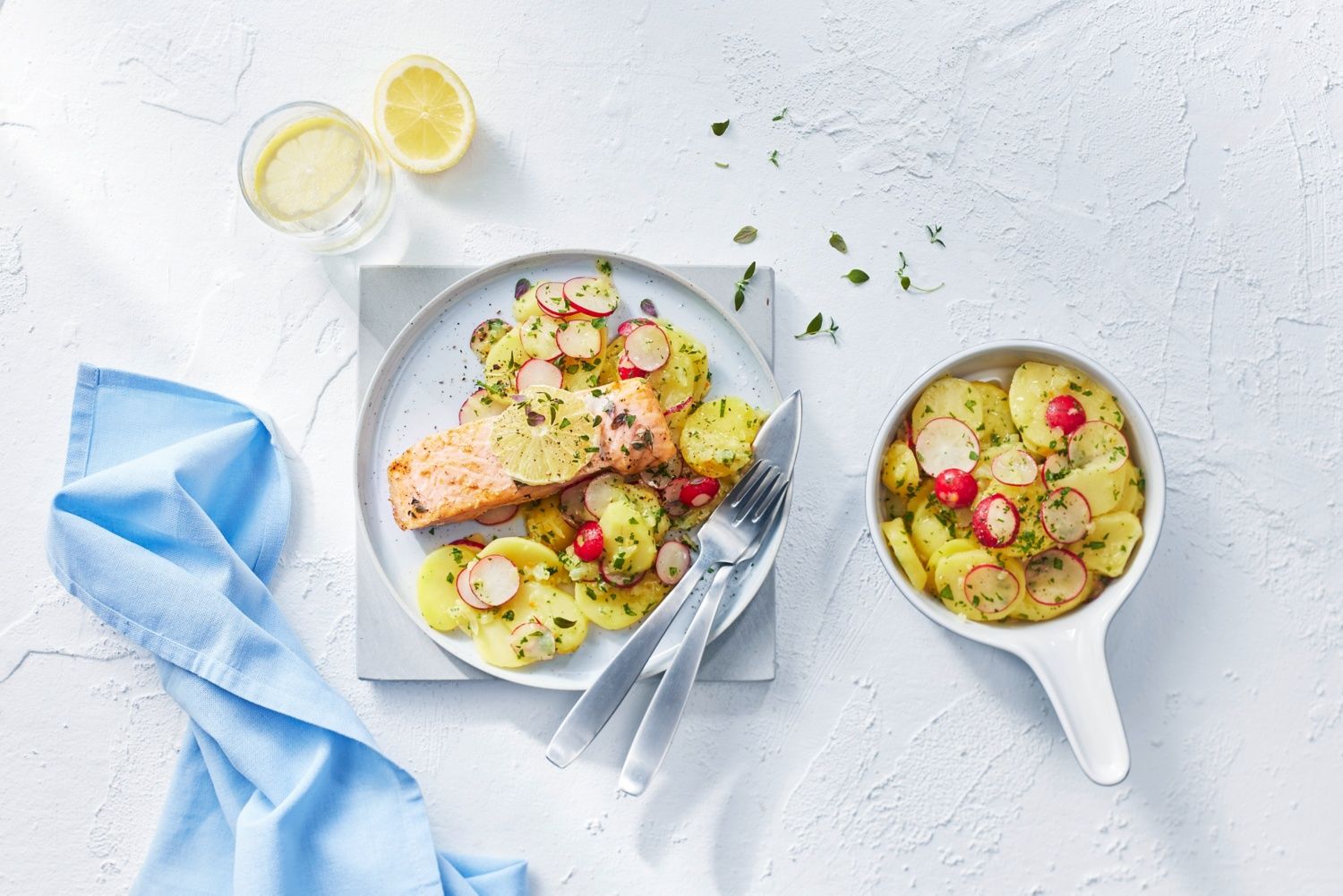 Lachs, Radieschen, Kartoffelsalat, Draufsicht, Weißer Tisch, HD, Laptop-Hintergrundbild