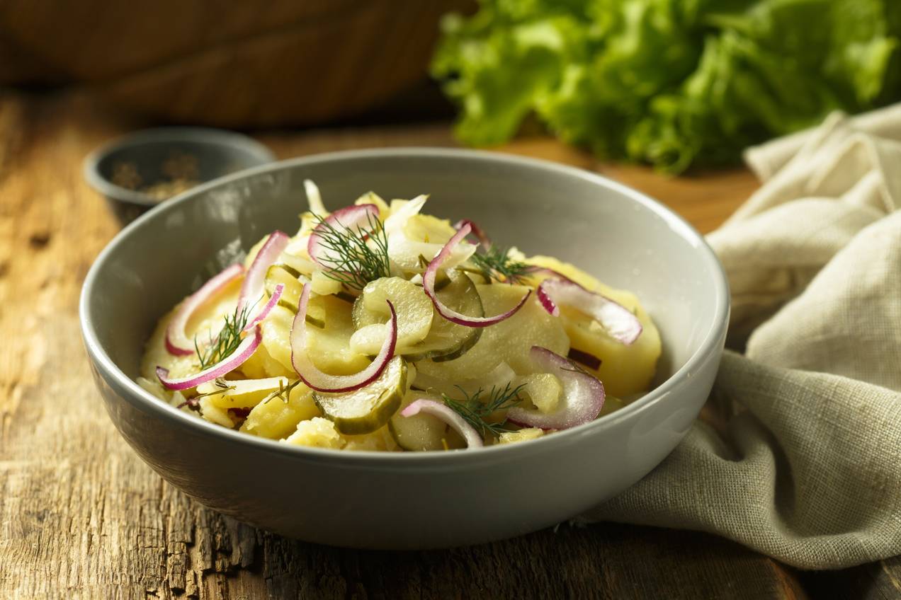 Kartoffelsalat, Rote Zwiebeln, Dill, Graue Schüssel, Rustikal, Hintergrund