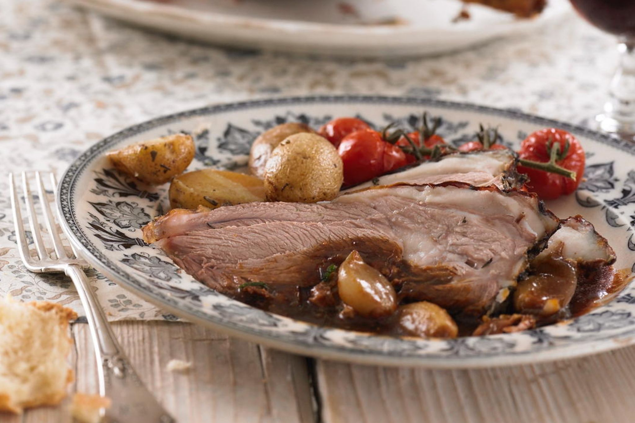 Schmorbraten, Perlzwiebeln, Kirschtomaten, Kartoffeln, Verzierter Teller, Holztisch, Full-HD-Hintergrundbild