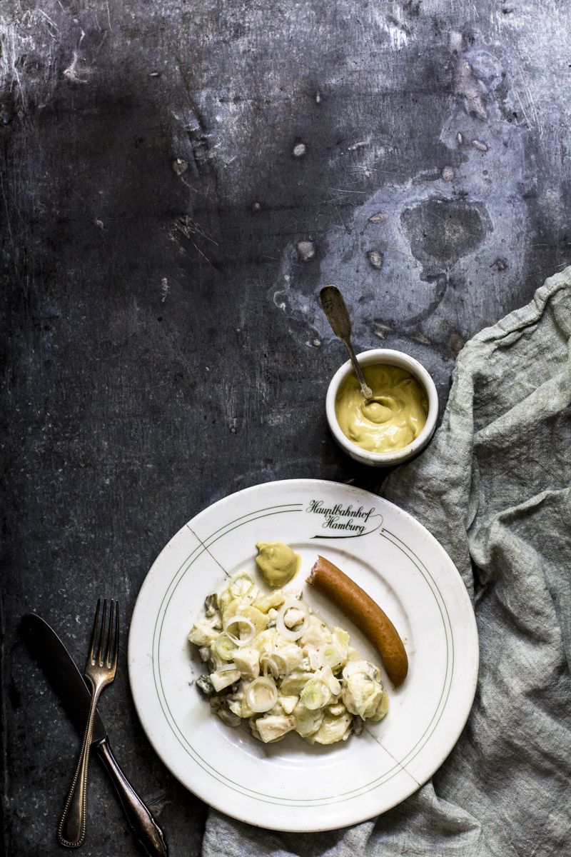 Kartoffelsalat, Teller, Dunkler Hintergrund, Draufsicht, Minimalistisch, Sperrbildschirm fürs iPhone
