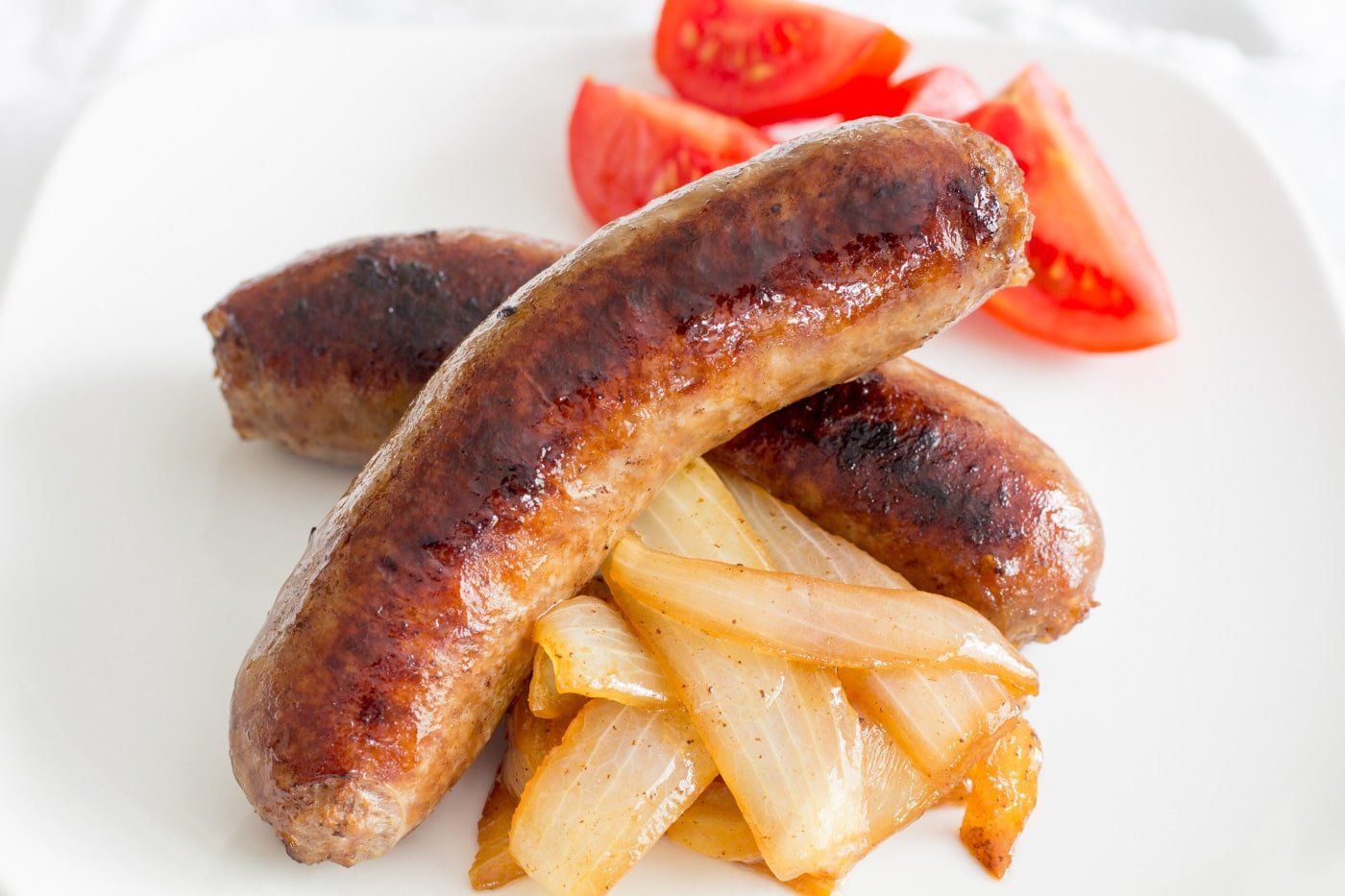 Bratwurst, Röstzwiebeln, Tomaten, Teller, HD, Desktop-Hintergrund für Windows
