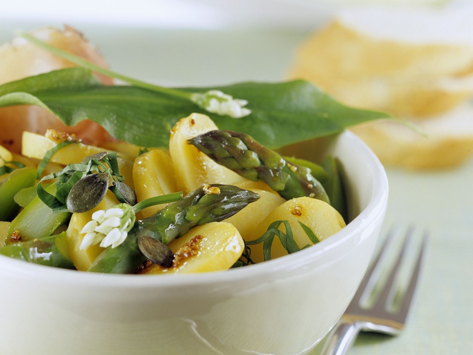 Grüner Spargel, Bärlauch, Kartoffeln, Weiße Schüssel, Frühling, Hintergrundbild fürs Tablet