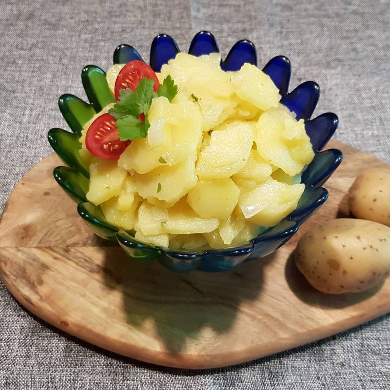 Kartoffelsalat, Blaue Glasschale, Tomate, Holzbrett, Rohe Kartoffeln, Hintergrundbild fürs Tablet