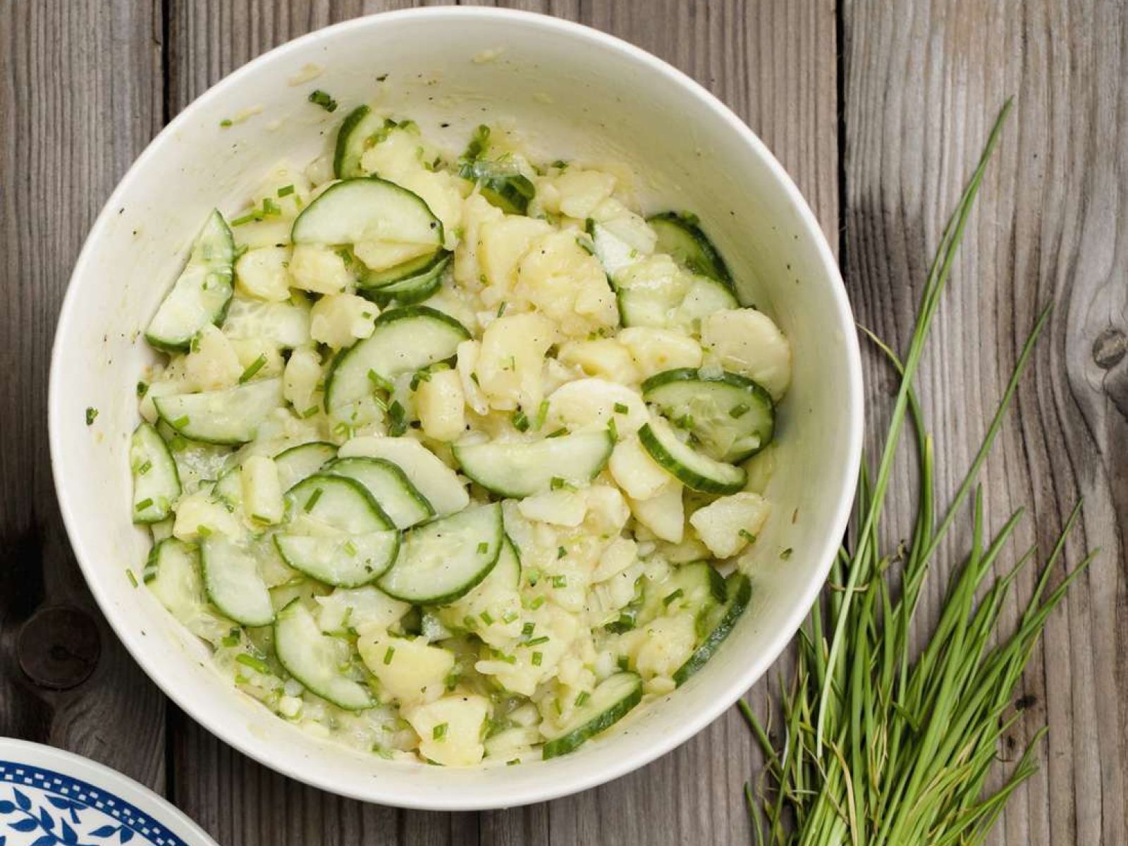 Gurken-Kartoffelsalat, Schnittlauch, Weiße Schüssel, Holztisch, Draufsicht, HD, Tablet-Hintergrund