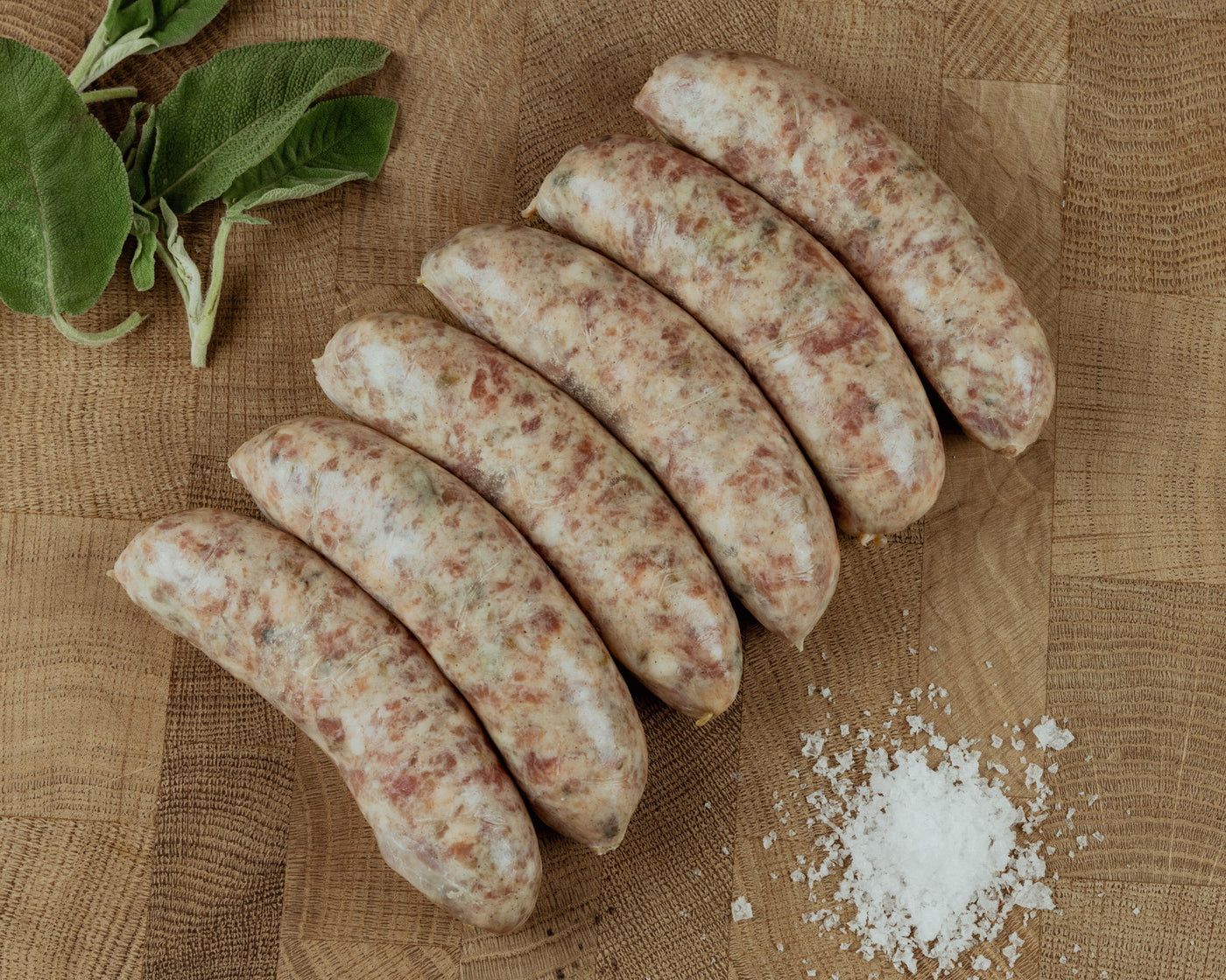 Rohe Bratwurst, Holzbrett, Salz, Basilikum, HD, Hintergrundbild für den PC