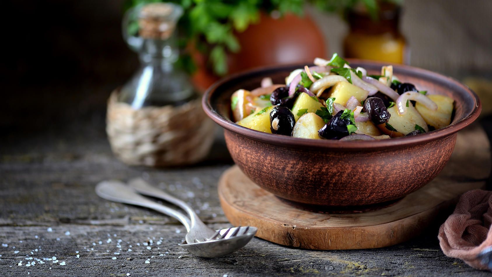 Kartoffelsalat, Oliven, Tonschüssel, Rustikal, Dunkler Holztisch, HD, Breitbild-Hintergrundbild