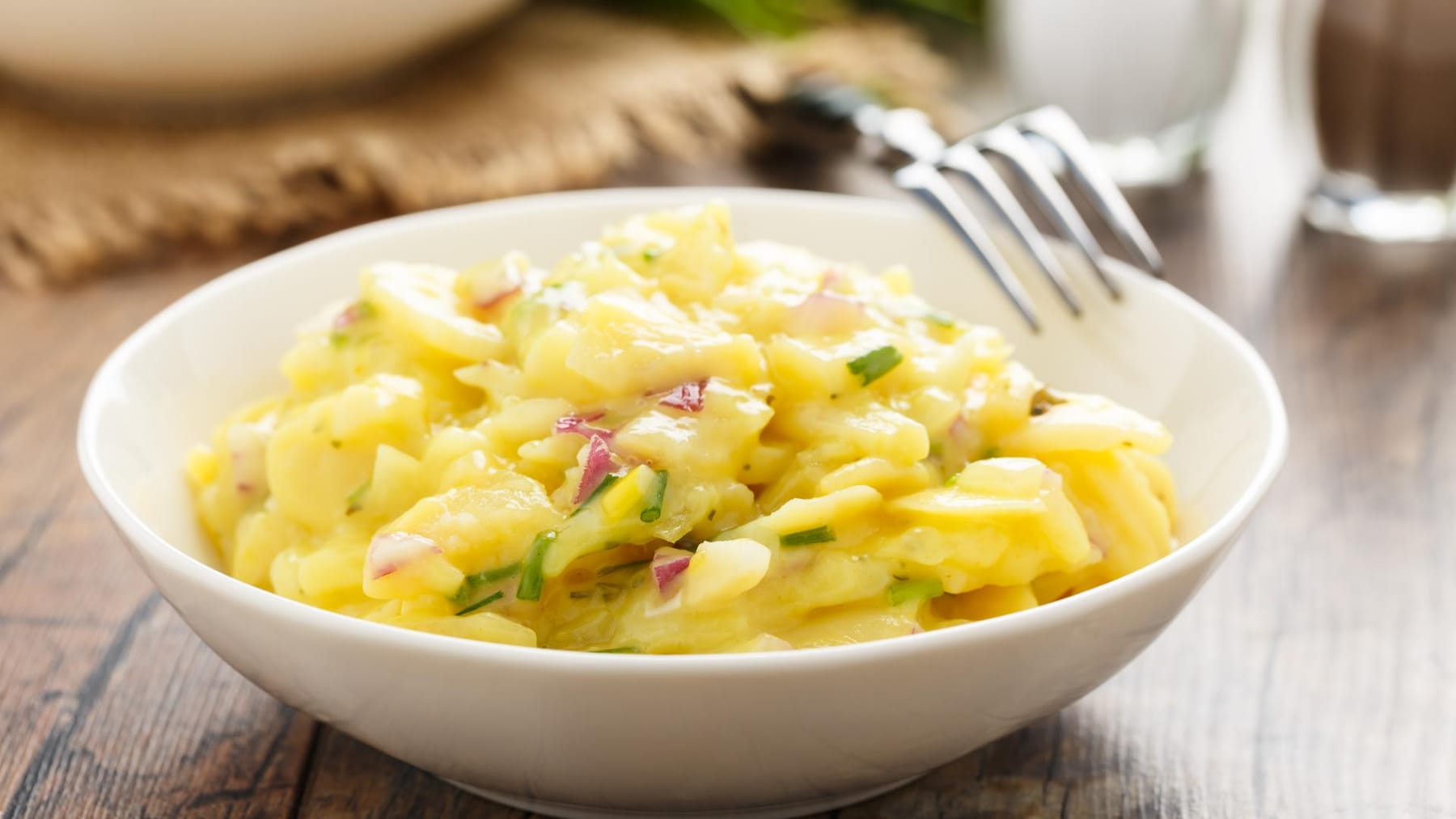 Kartoffelsalat, Speckwürfel, Weiße Schüssel, Holztisch, Gabel, HD, PC-Hintergrundbild