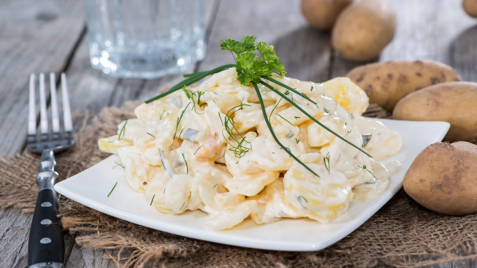 Kartoffelsalat mit Mayonnaise, Petersilie, Rohe Kartoffeln, Holztisch, Rustikal, HD-Hintergrundbild