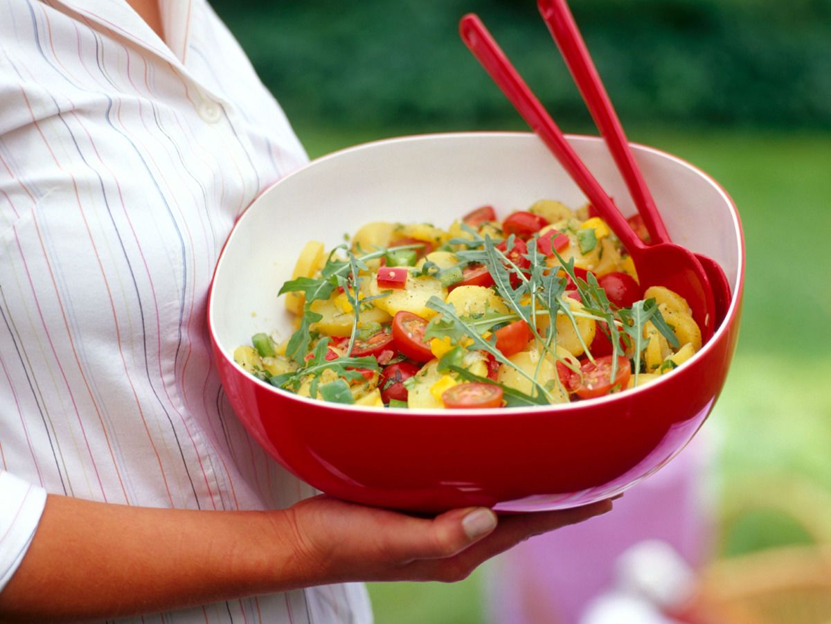 Sommersalat, Rote Schüssel, Salatbesteck, Garten, Picknick, Hintergrundbild fürs iPad