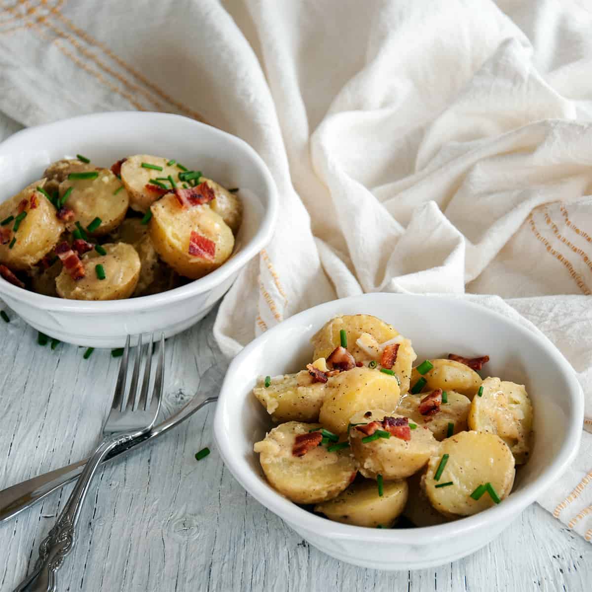 Bratkartoffelsalat, Zwei Schüsseln, Holztisch, Rustikal, Hell, Hintergrundbild fürs Tablet