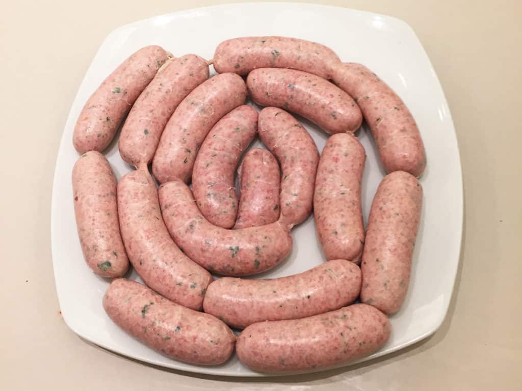 Rohe Würste, Wurstschnecke, Weißer Teller, Hintergrundbild für iPad und Tablet
