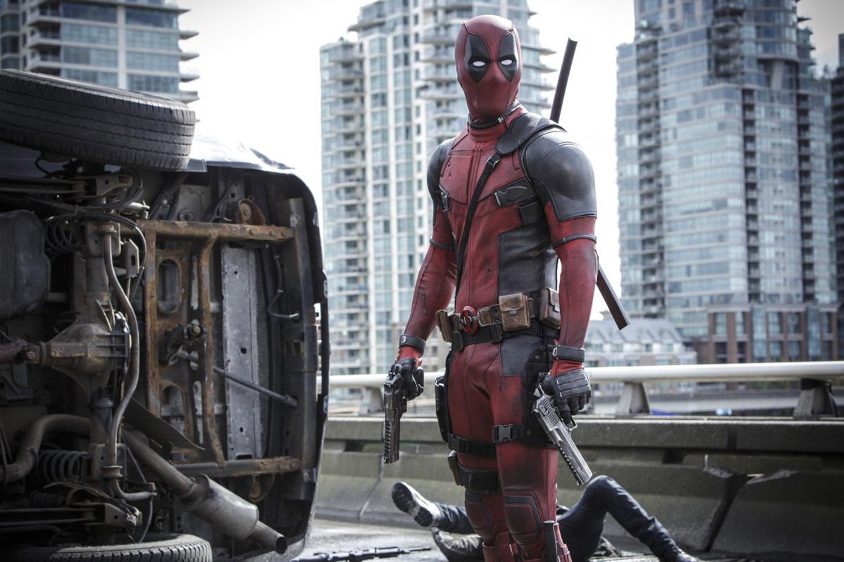 Deadpool, Umgekipptes Auto, Hochhäuser, Pistole, Action, Hintergrundbild