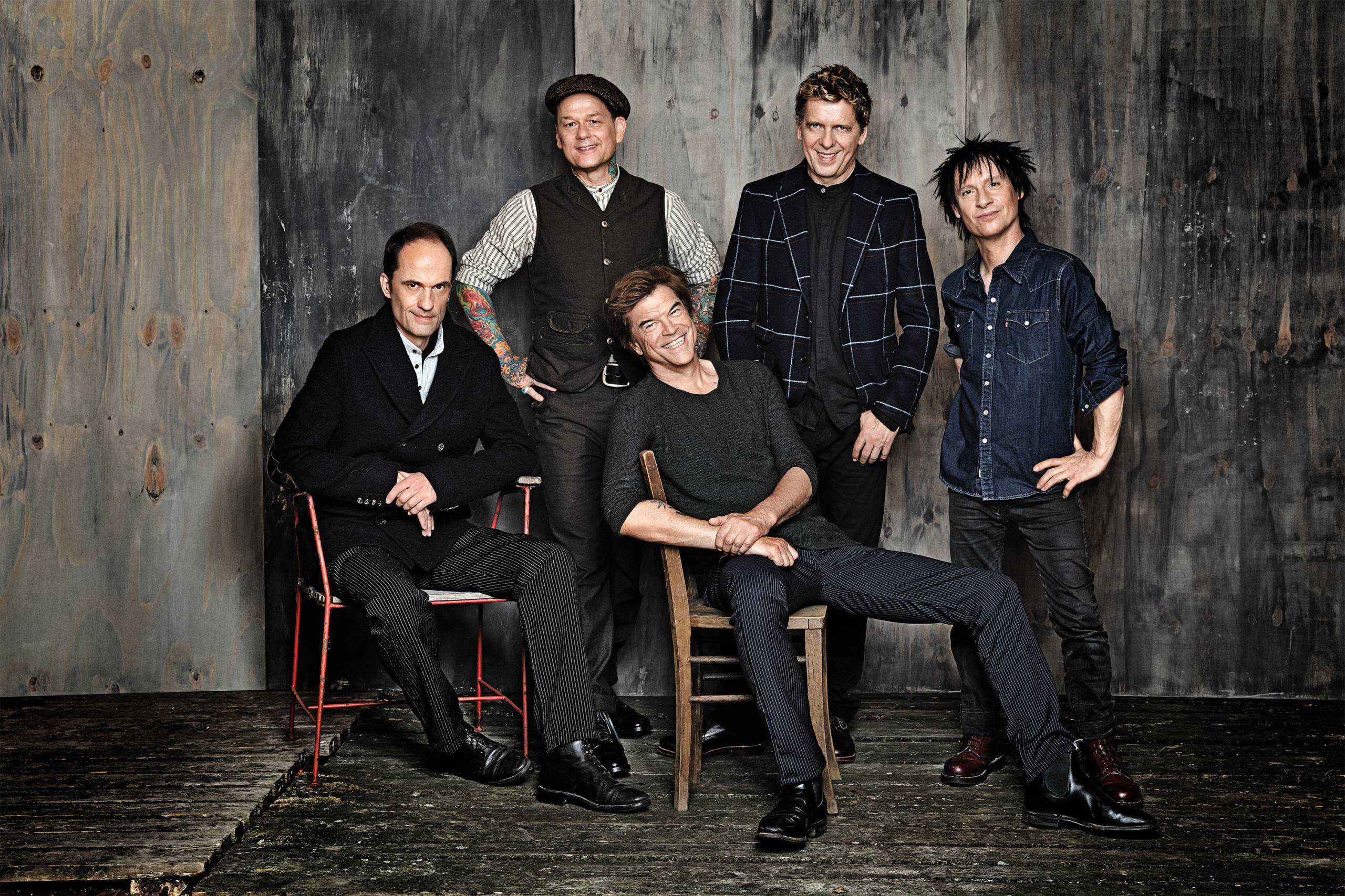 Die Toten Hosen, Bandfoto, Campino, Holzwand, Gruppenbild, 2K, Desktop-Hintergrund