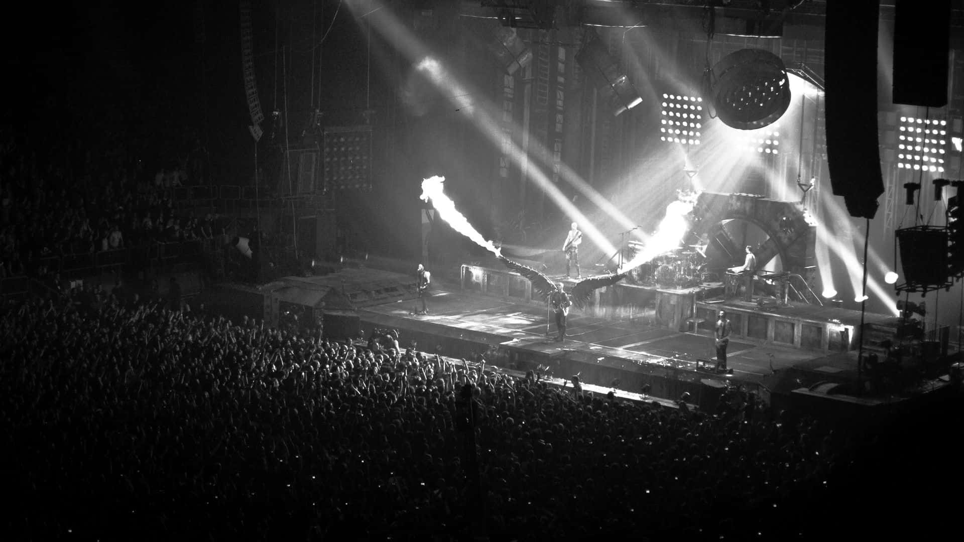 Rammstein, Konzert, Pyrotechnik, Flammen, Publikum, Schwarzweiß, 1920x1080, PC-Hintergrundbild