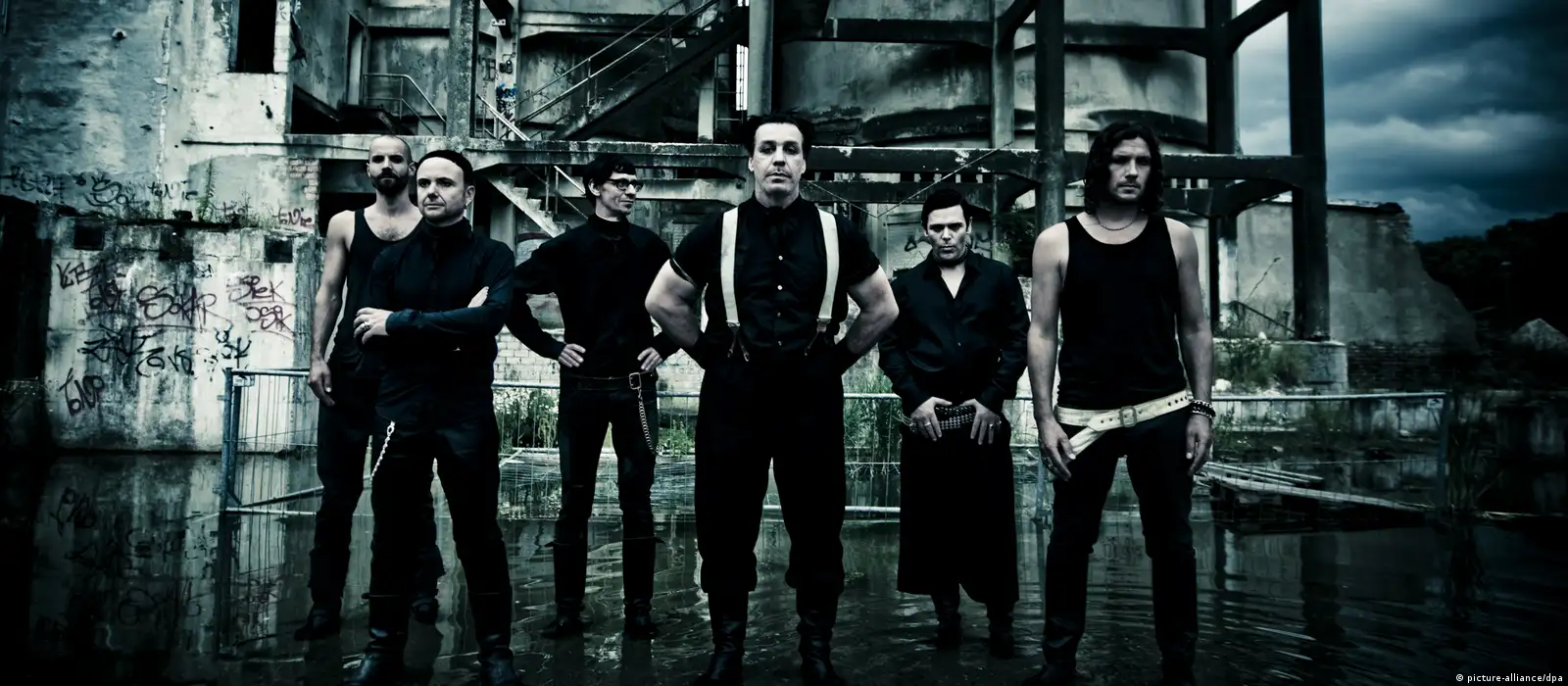 Rammstein, Bandfoto, Industrieruine, Düster, Gruppenbild, HD-Hintergrundbild für PC