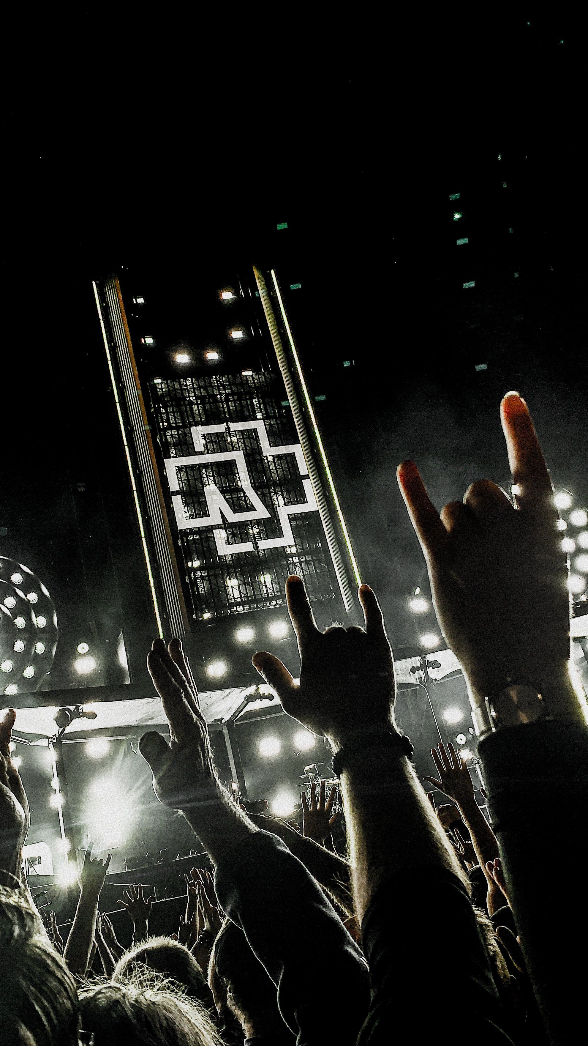 Rammstein, Konzert, Publikum, Rammstein-Logo, Schwarzweiß, QHD+, Handy-Hintergrundbild