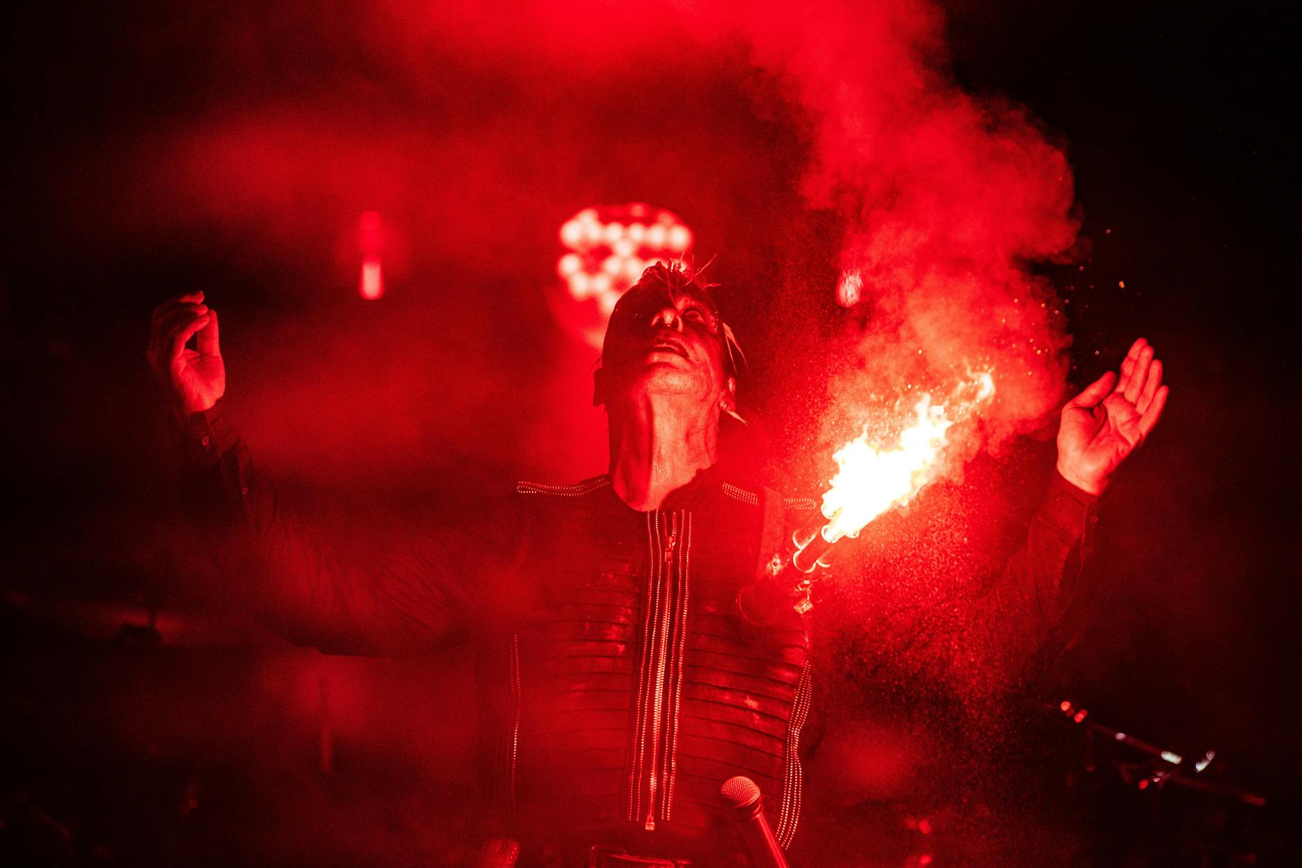 Rammstein, Konzert, Bengalisches Feuer, Rotes Licht, Rauch, HD, Windows-Hintergrundbild
