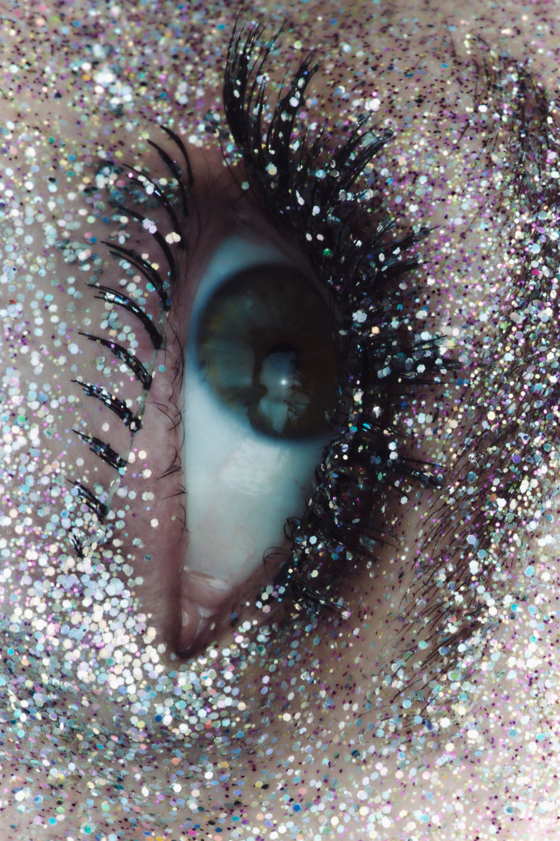 Auge, Glitzer-Make-up, Nahaufnahme, Wimpern, Silber, QHD+, Sperrbildschirm fürs iPhone
