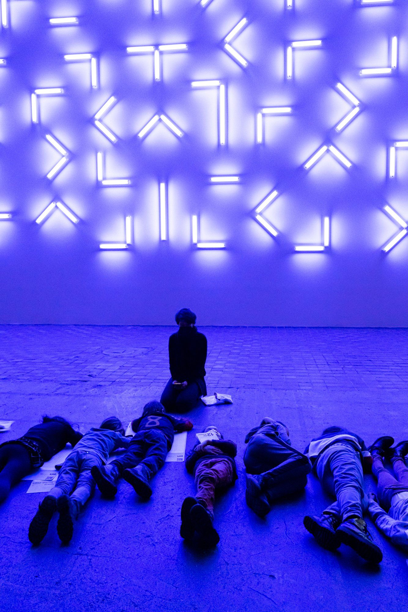 Kraftwerk, Lichtinstallation, Blaues Licht, Publikum, Ausstellung, Hintergrundbild fürs Tablet