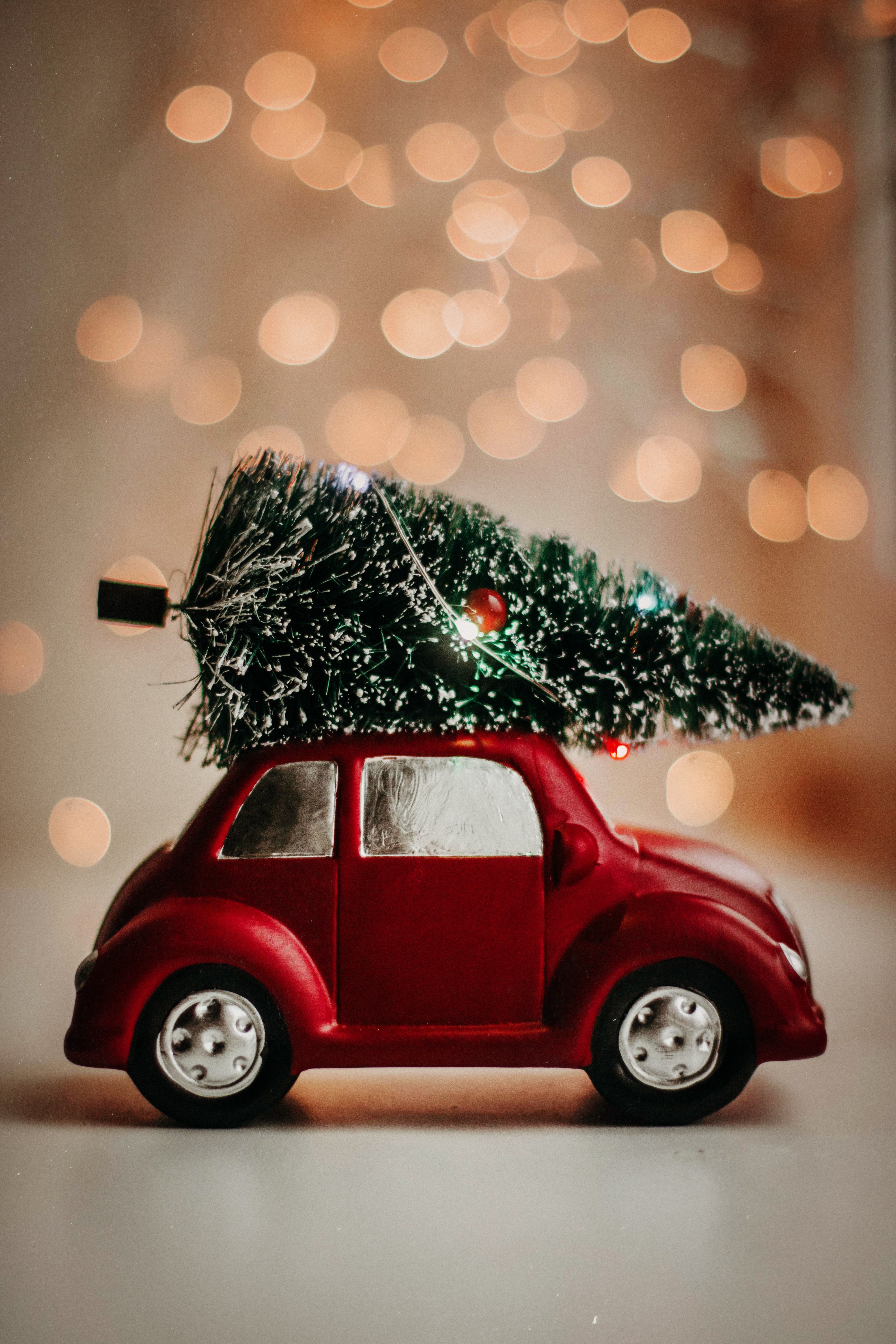 Rotes Spielzeugauto, Weihnachtsbaum, Bokeh, Miniatur, Warmes Licht, QHD+, iPhone-Hintergrundbild