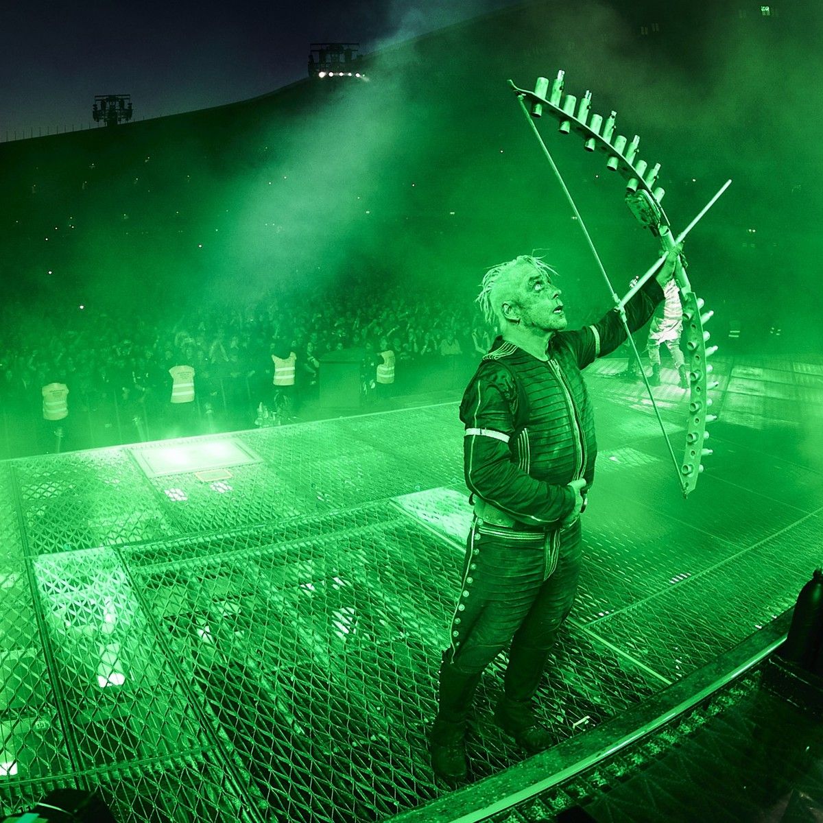 Rammstein, Live-Auftritt, Grünes Laserlicht, Bühne, Pfeil und Bogen, Hintergrundbild fürs Tablet