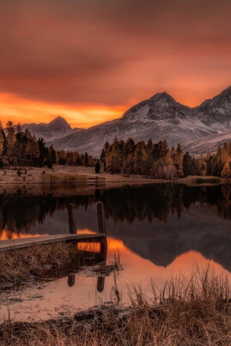Bergsee, Steg, Sonnenuntergang, Spiegelung, Orangener Himmel, HD, iPad-Hintergrundbild