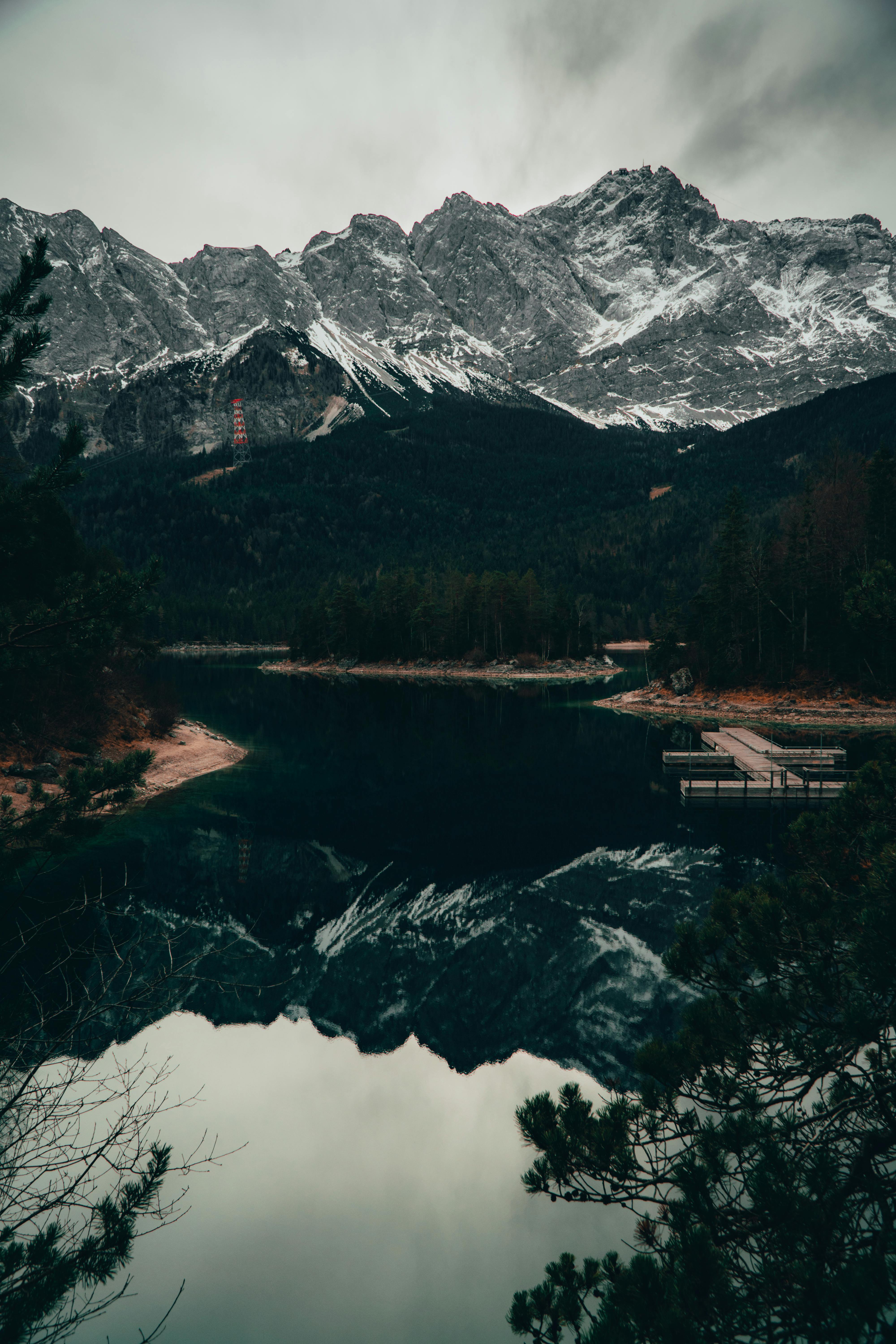 Bergsee, Schneegipfel, Spiegelung, Dunkel, Wald, QHD+, Hintergrundbild fürs Handy