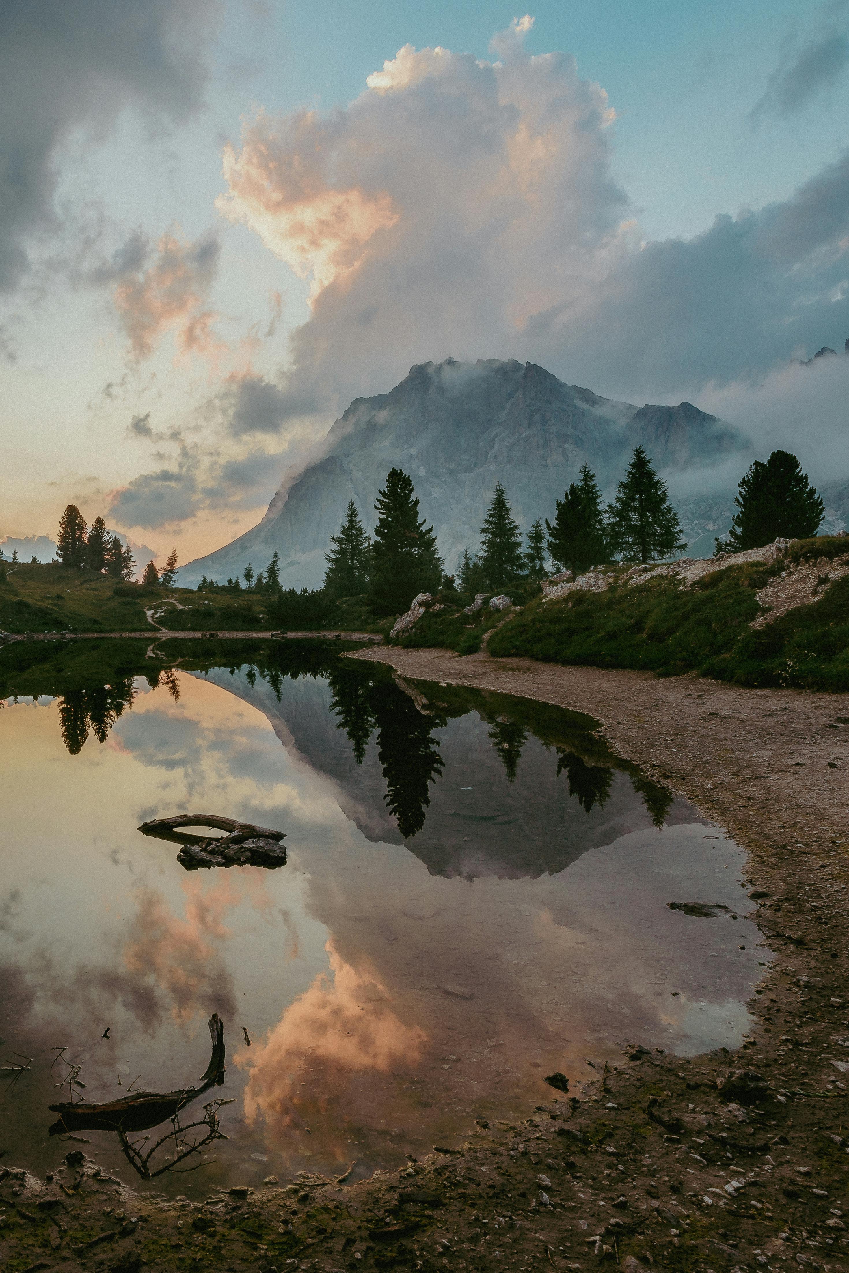 See, Wolken, Spiegelung, Berge, Ufer, QHD+, Hintergrundbild fürs Tablet