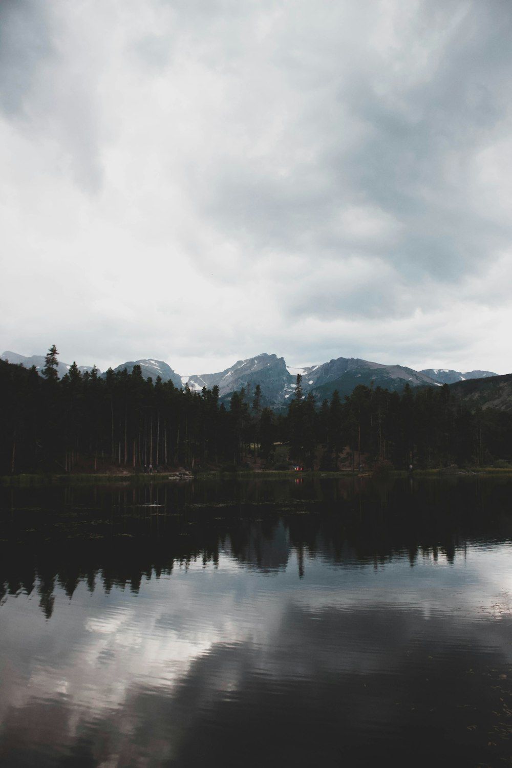 See, Wolken, Spiegelung, Wald, Bewölkt, Hochformat, Hintergrundbild fürs Smartphone