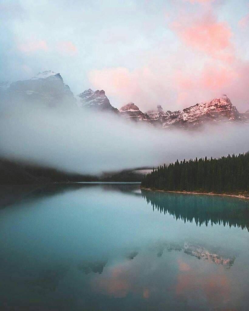 Bergsee, Nebel, Rosa Wolken, Spiegelung, Morgendämmerung, Hintergrundbild fürs iPad