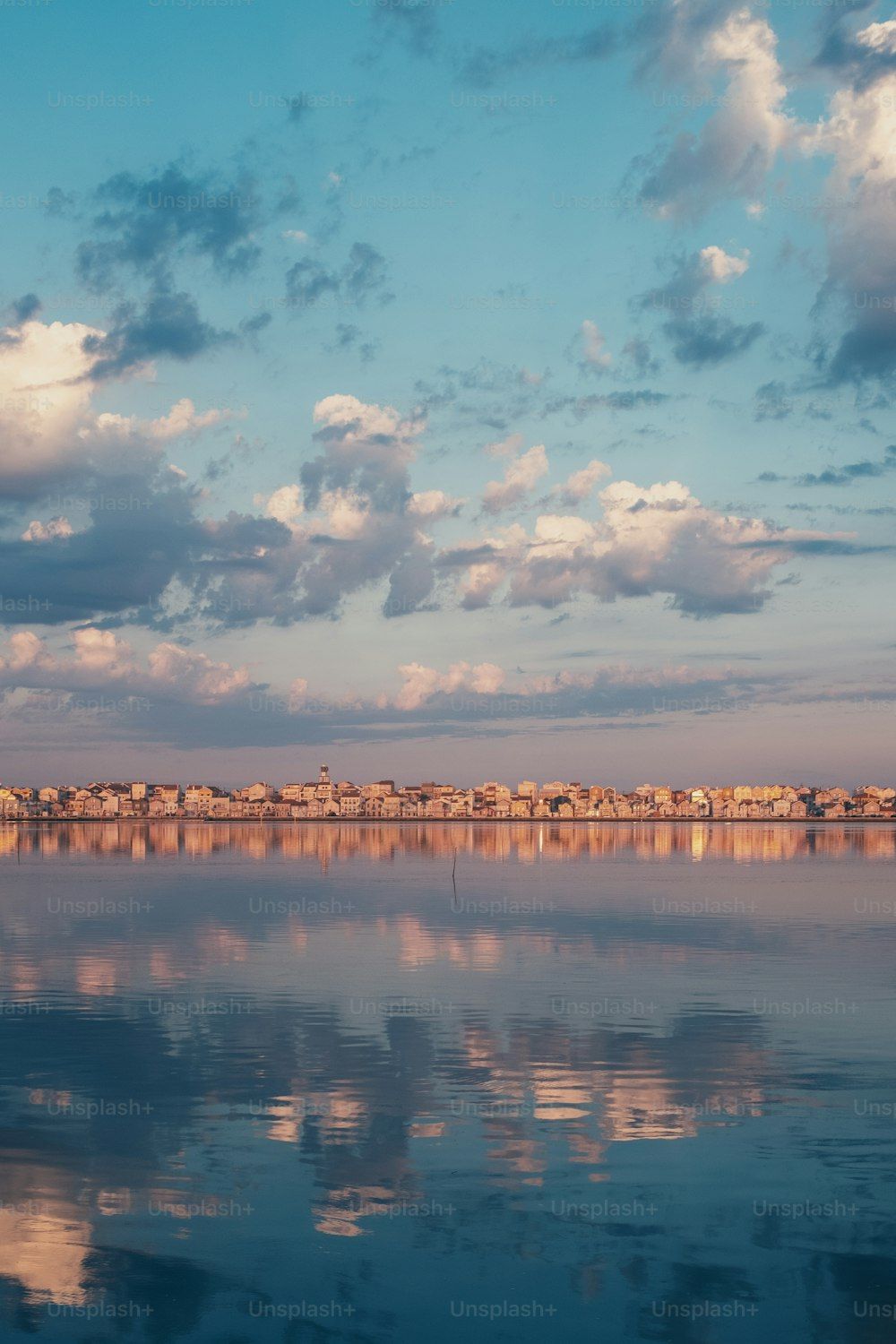 See, Wolken, Spiegelung, Abendlicht, Horizont, Hochformat, Hintergrundbild fürs Smartphone