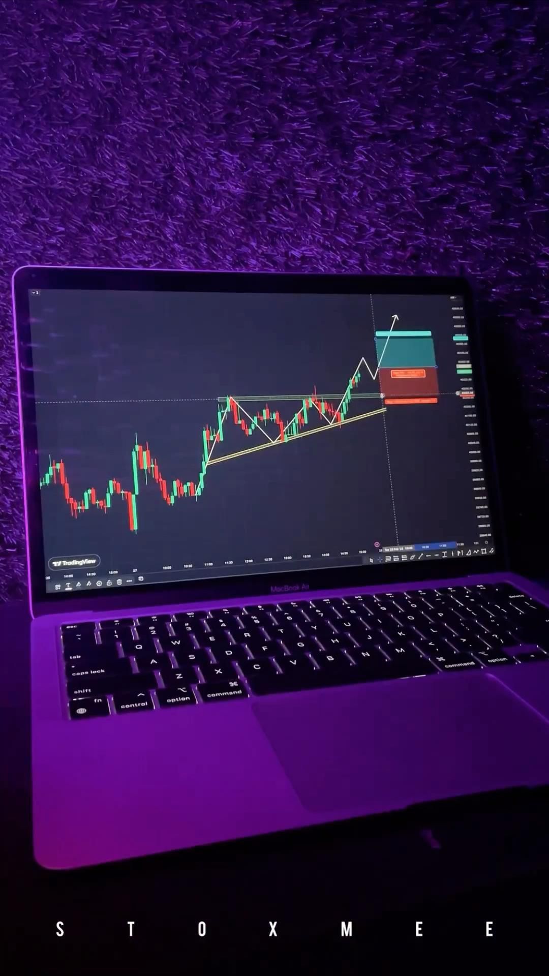Laptop, Candlestick-Chart, Lila Licht, Trading-Setup, Hintergrundbild für iPhone und Android
