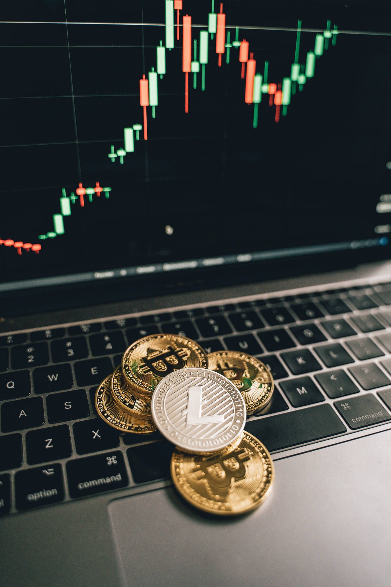 Bitcoin, Litecoin, Kryptowährung, Münzen, Candlestick-Chart, Laptop, Full HD, iPhone-Hintergrundbild