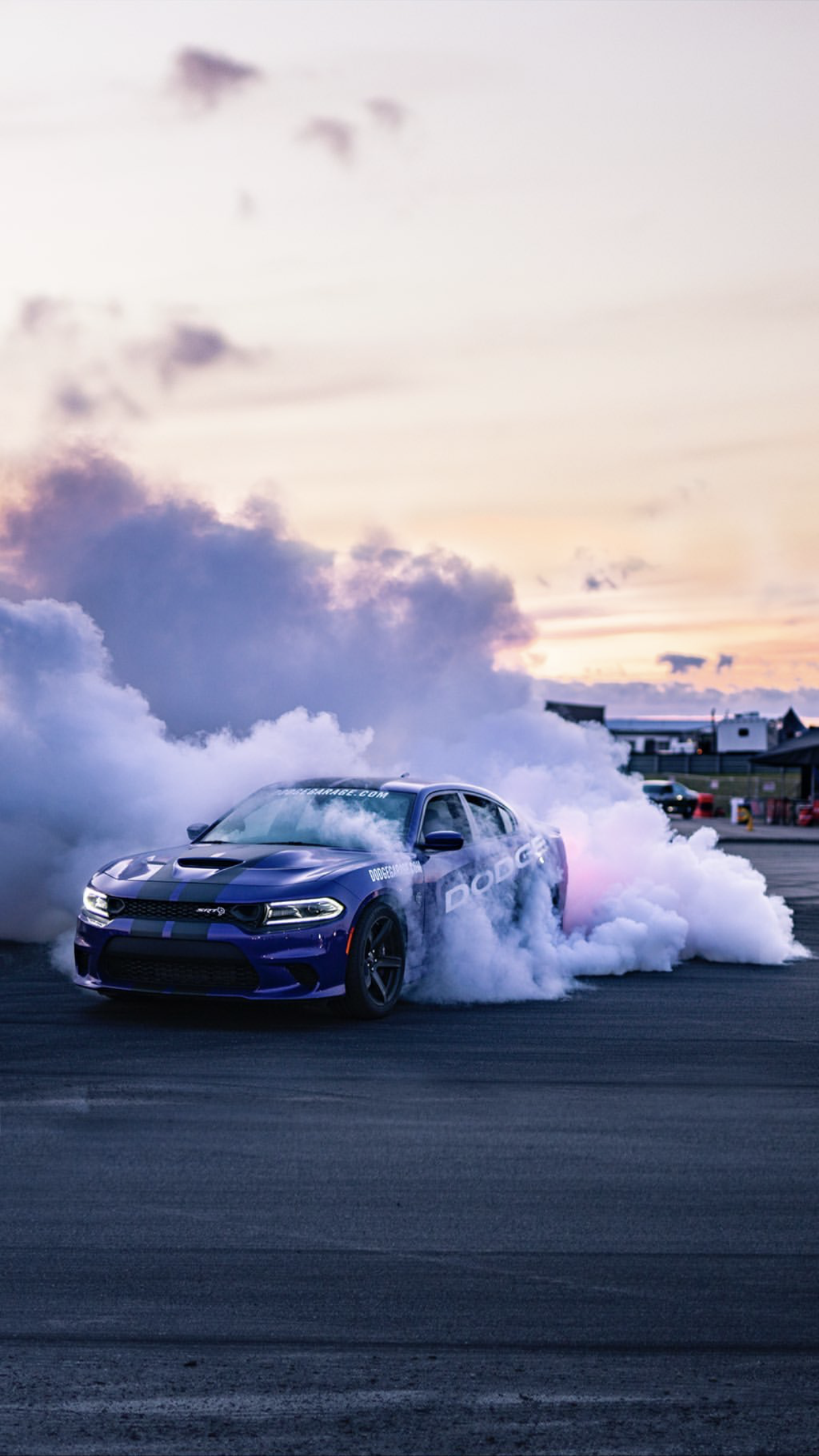 Burnout, Reifenqualm, Rallyeauto, Wolken, Blau, Full HD, Sperrbildschirm fürs iPhone