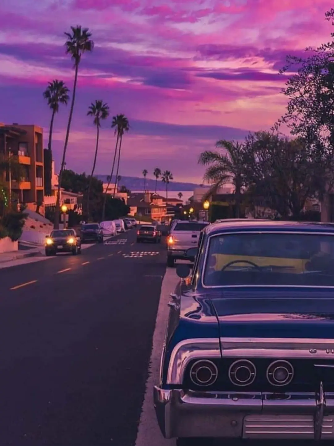 Oldtimer, Palmen, Lila Himmel, Boulevard, Sonnenuntergang, Hintergrundbild fürs Tablet
