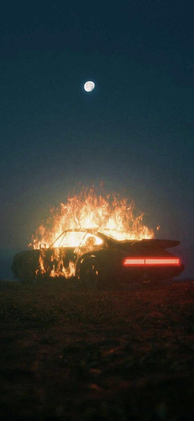Brennendes Auto, Feuer, Nacht, Mond, Dunkel, Hintergrundbild für iPhone und Android