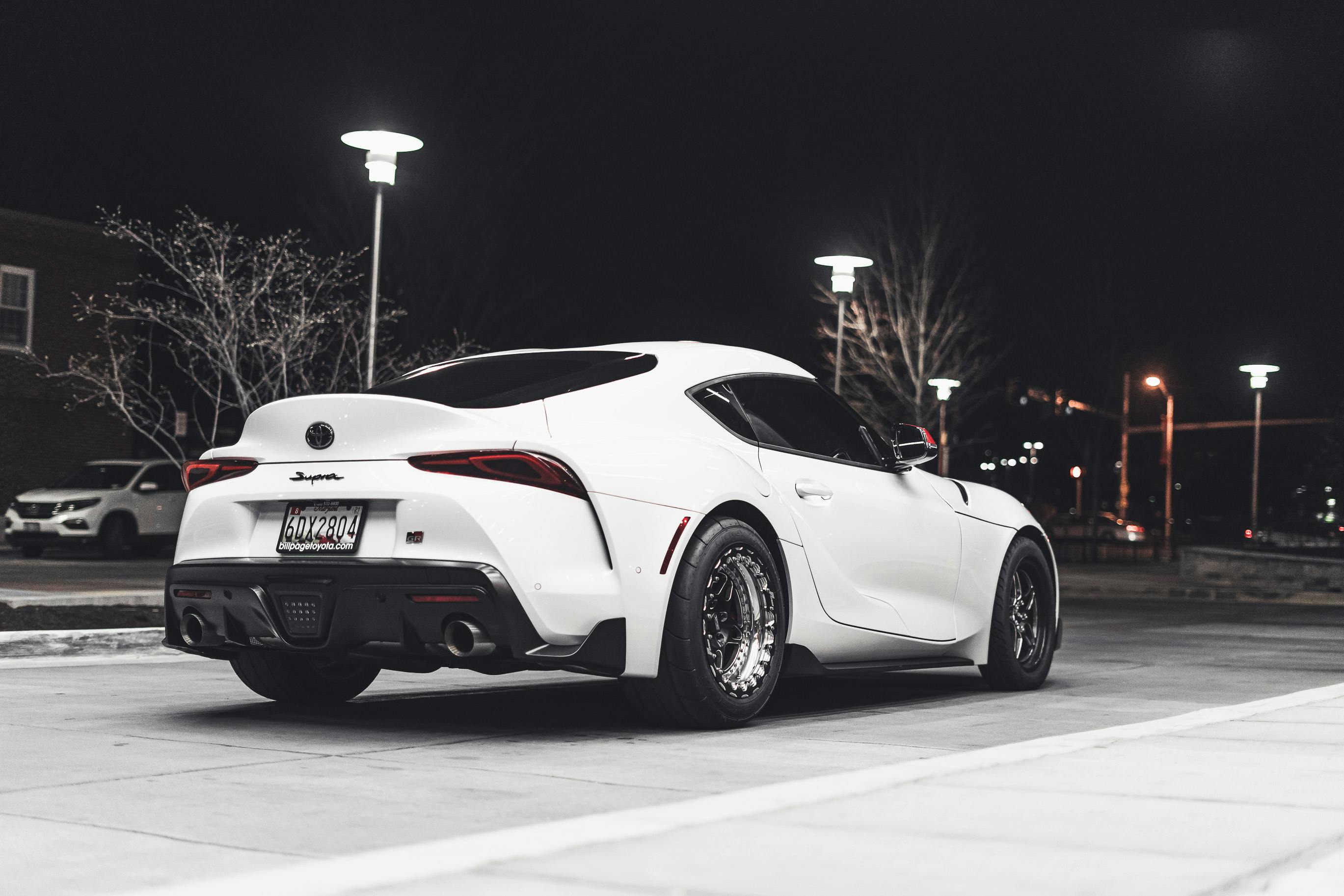 Toyota GR Supra, Weiß, Nacht, Straßenlaternen, 2K, Desktop-Hintergrund für Windows