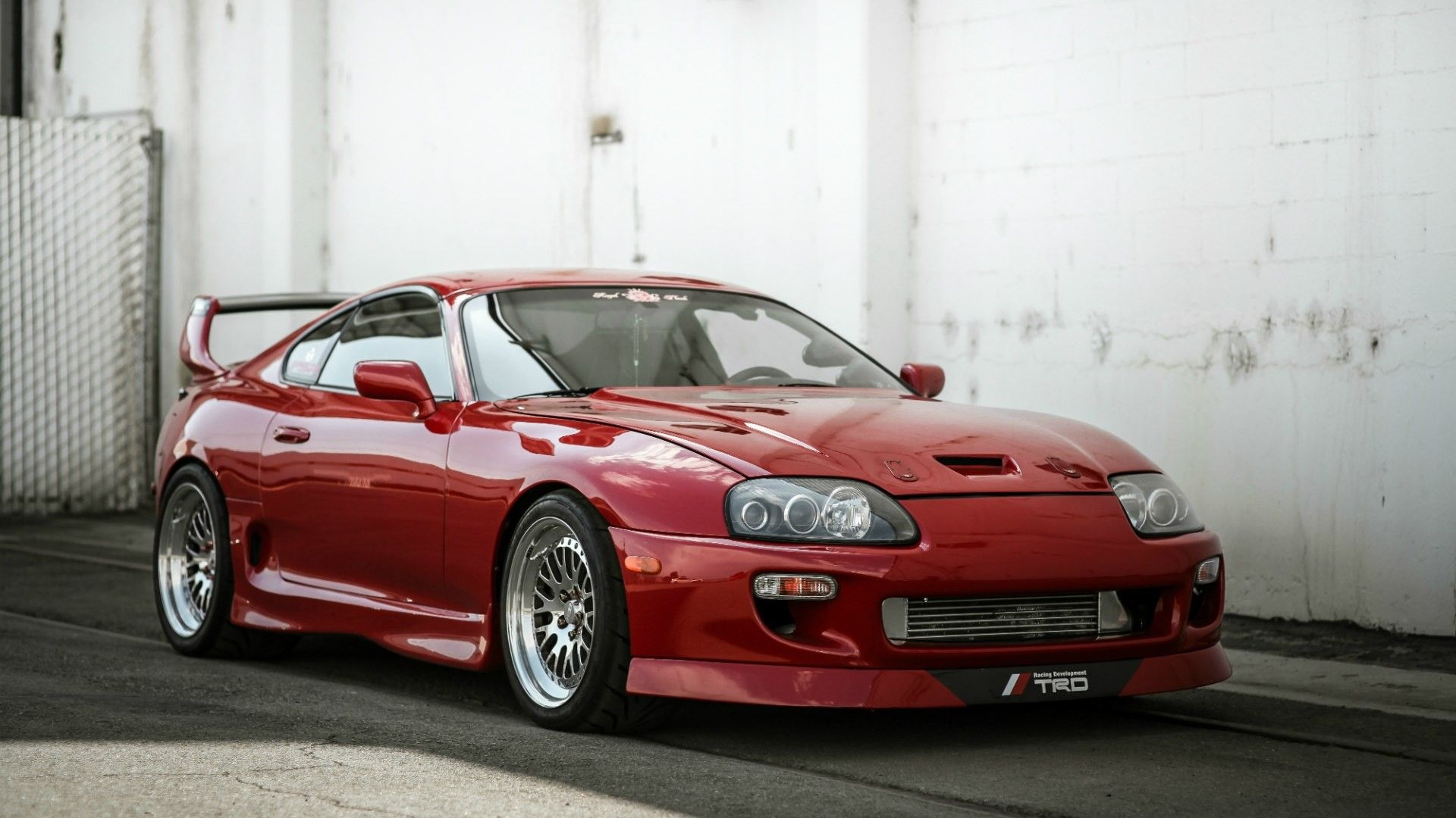 Toyota Supra MK4, Rot, Weiße Wand, Sportwagen, JDM, Full HD, Desktop-Hintergrund für Windows