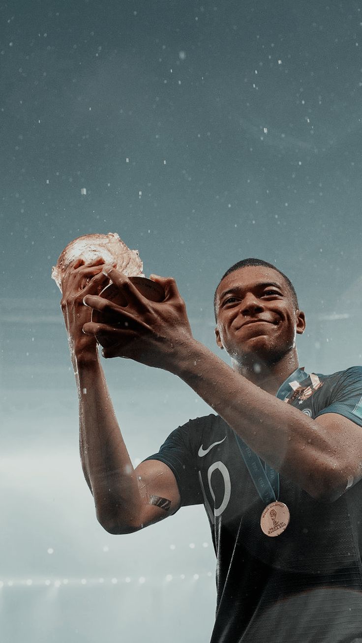 Kylian Mbappé, Trophäe, Lächeln, Grau, Porträt, HD, Handy-Hintergrund im Hochformat